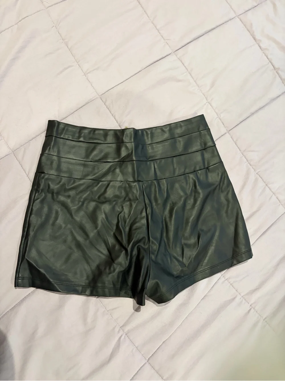 High-Waist Dark Green Faux Leather Women’s Shorts Fashion Nova Large like new